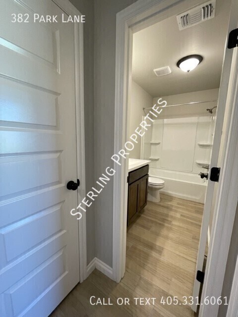 Building Photo - 382 Park Ln