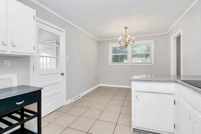 Building Photo - Discover the charm of this brick ranch nestled in the heart of Madison Park