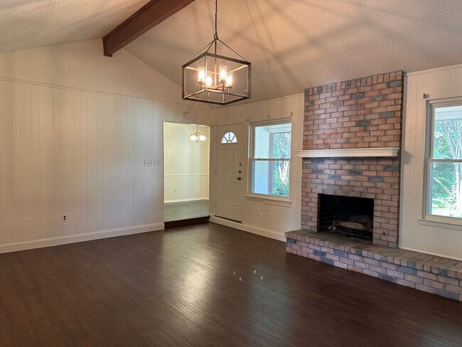 Building Photo - 3 Bedroom 2 Bath 2 Car Garage in Arlington...