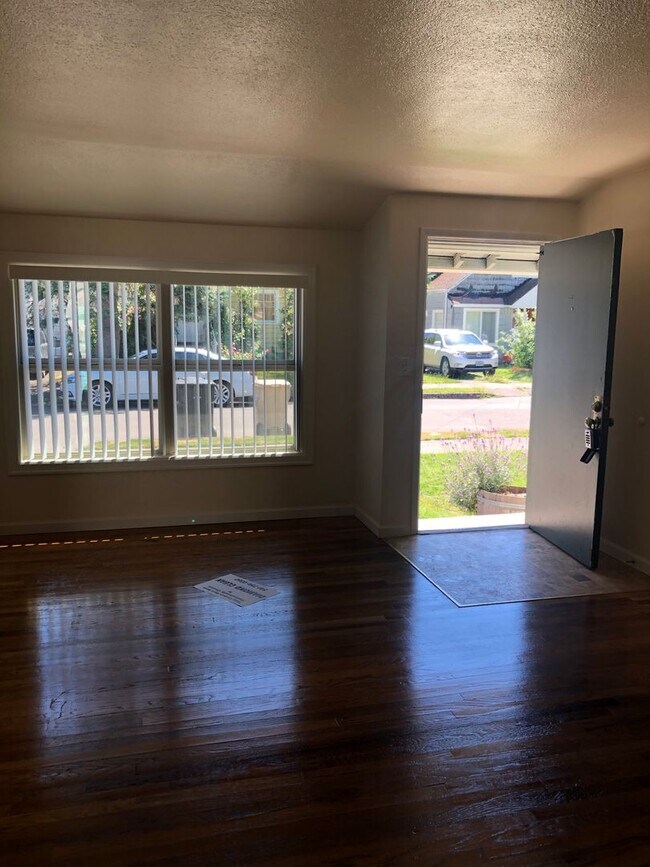 Building Photo - Comfortable 3 bedroom 1 bath