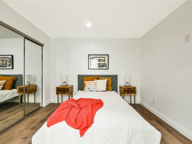 Building Photo - 3057 Vineyard Ave