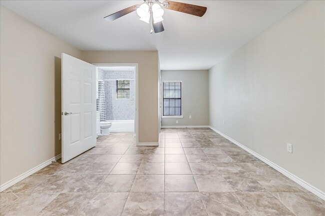 Building Photo - 2111 E Lott Ave