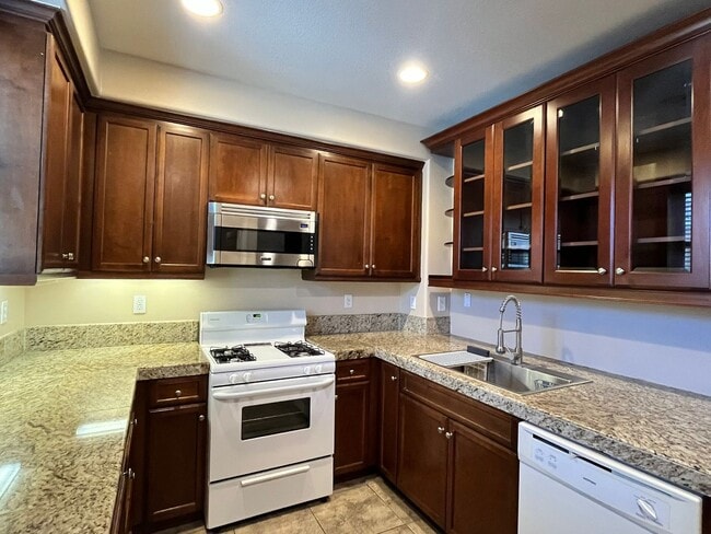 Building Photo - Beautiful Tri-level in Irvine!