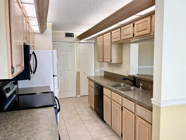 Building Photo - 104 Half Moon Cir