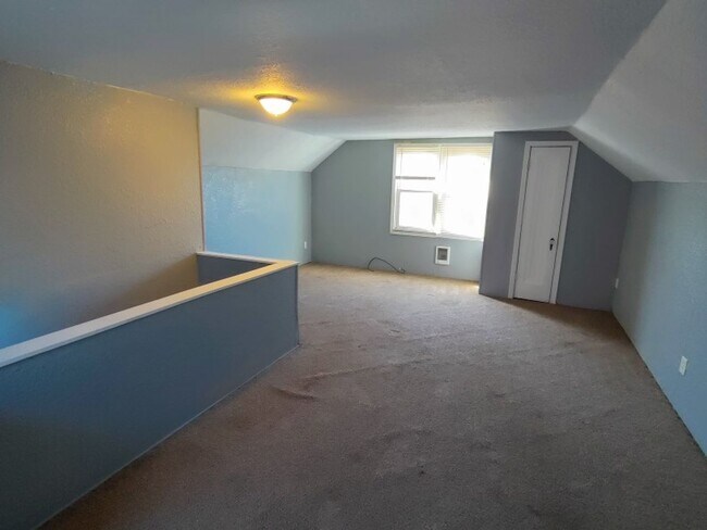 Building Photo - 3 bedroom 1 bath bungalow now available! -...