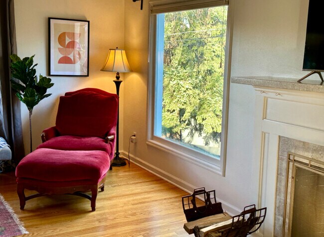 Building Photo - 605 SW Moss St