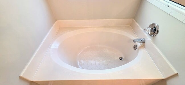 Building Photo - Cosey Cul-De-Sac Living in the Desirable Foxchase Community!