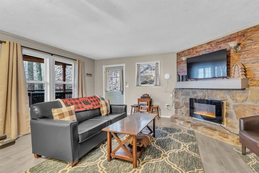 Primary Photo - 903 Heiden Ct