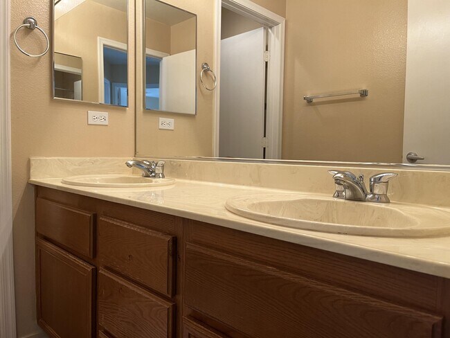 Building Photo - 1204 E Malibu Sands Ave