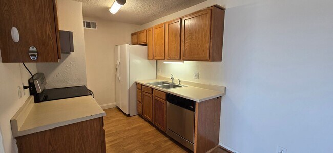 Building Photo - Top-floor 2-bedroom, 1-bath condo in Thornton with lots of natural light.