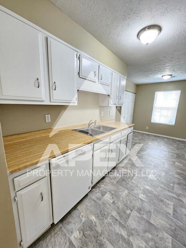 Building Photo - Nice 3Bd 1.5 Townhouse in WEST KNOX off Cedarbluff! END UNIT!