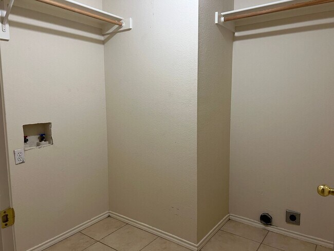 Building Photo - Cougar Ridge III Duplex