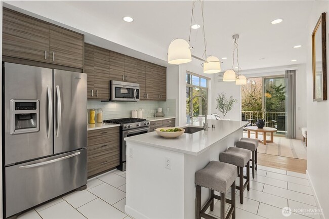Building Photo - 3bd/2.25Ba Seattle Townhouse