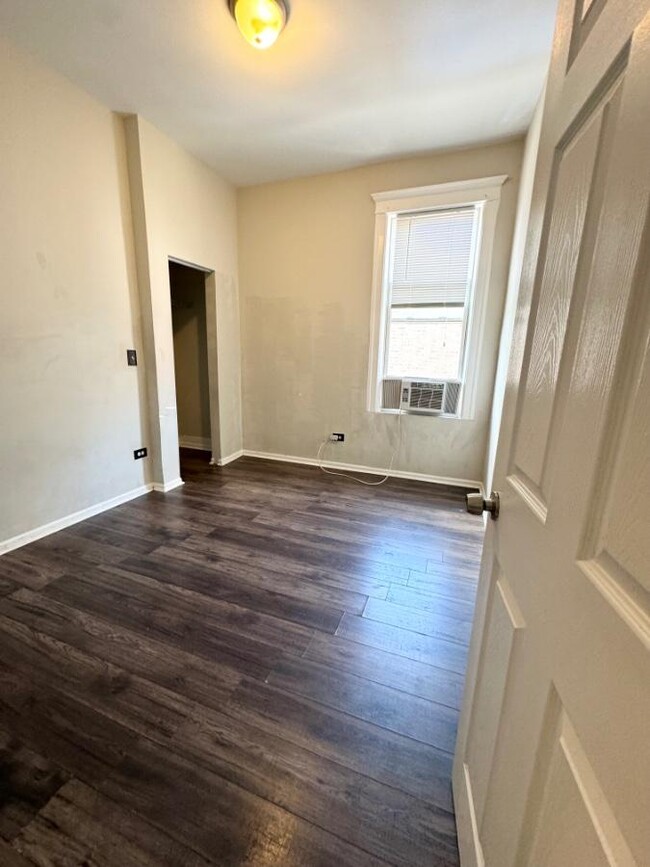 Building Photo - 4 bedroom in CHICAGO IL 60637