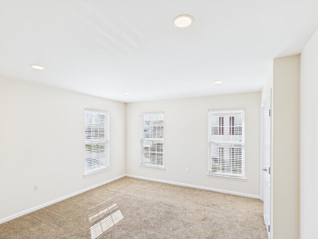 Building Photo - 720 E Newport Rd