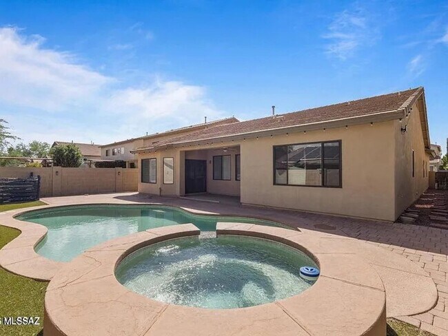 Building Photo - Spacious 3BR House in Sahuarita with Pool!