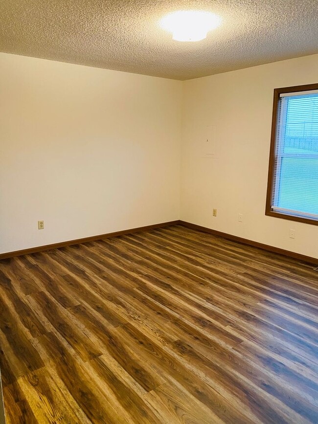 Building Photo - 2 Bed 2 Bath 1 Car Garage Flat Duplex- $30...