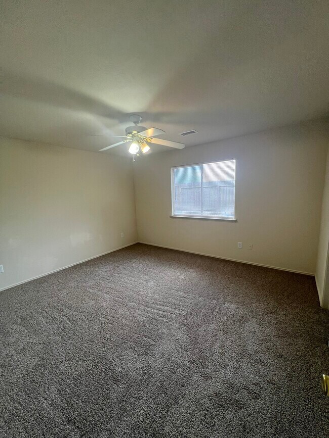 Building Photo - 19530 Sandy Woods Dr