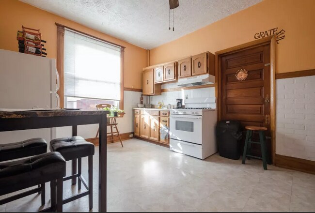 Building Photo - 2451 Maplewood Ave