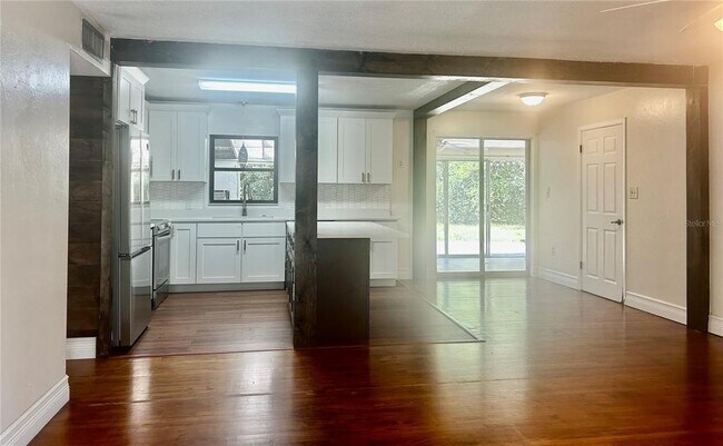 Building Photo - 410 NE 15th Ct