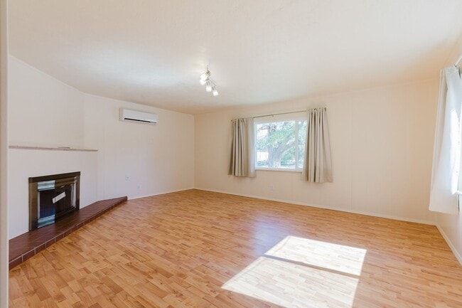 Building Photo - 3 Bedroom 2 Bathroom