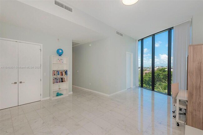 Building Photo - 2821 S Bayshore Dr