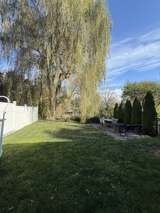 Building Photo - 72 Main St