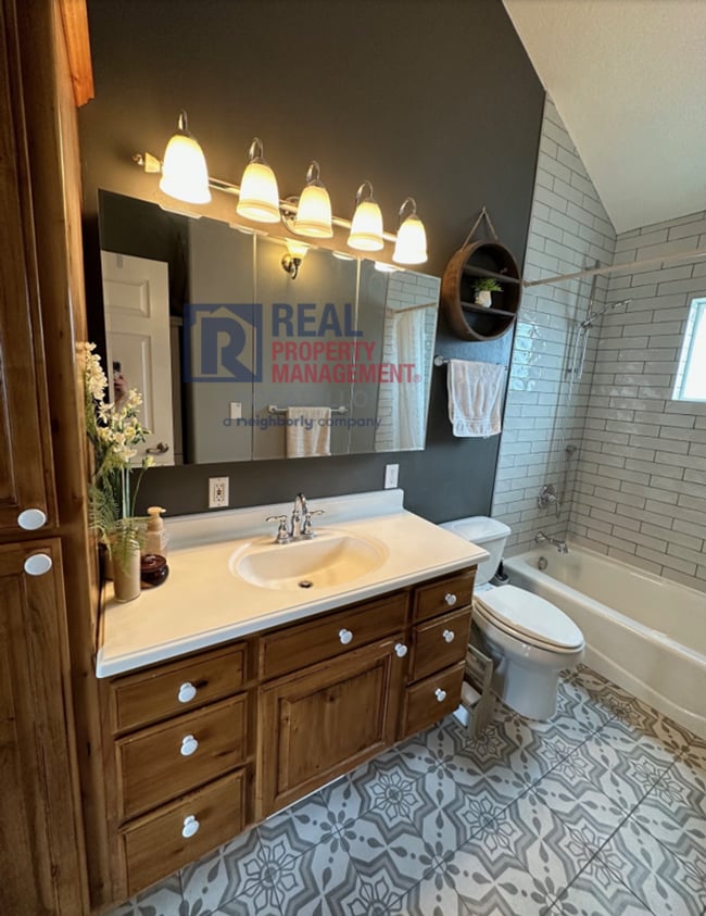 Building Photo - 3 bed 2 bath - House - Pet Friendly