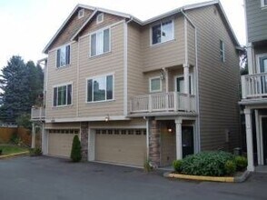 Building Photo - Nice Modern Townhouse Available Now!!