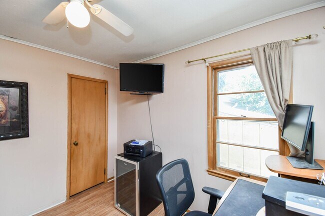 Building Photo - Spacious Central Sioux Falls Home with Ent...