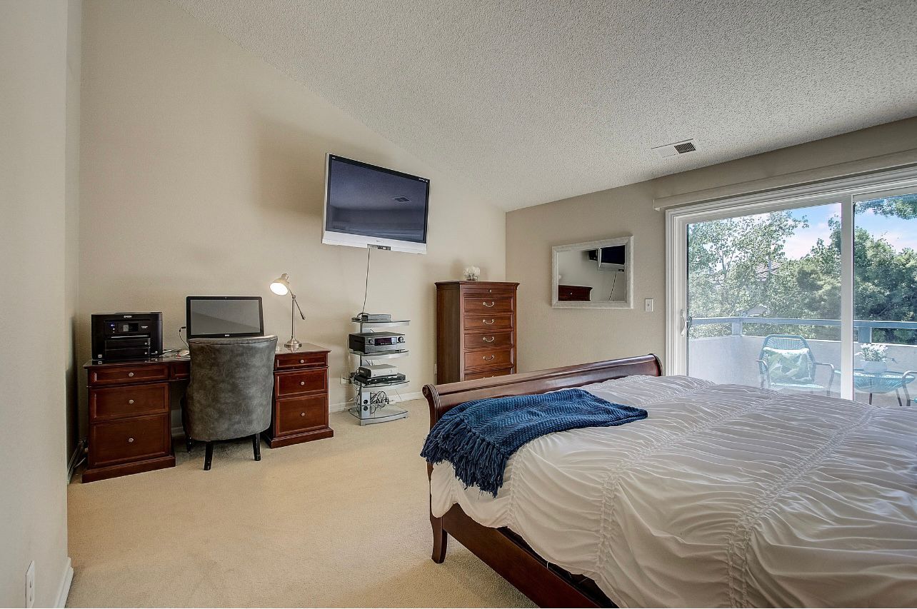 Building Photo - 1303 Victoria Ter