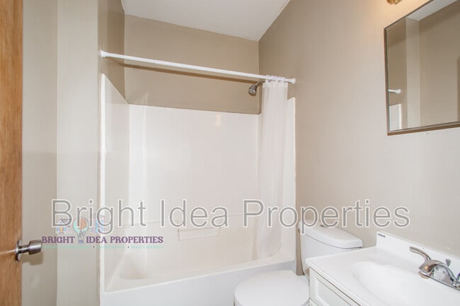 Building Photo - 863 Clark St N