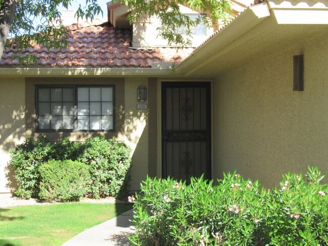 Building Photo - Single Level Townhome in Scottsdale!