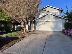 Building Photo - Freshly painted Pocket home close to schools and shopping.