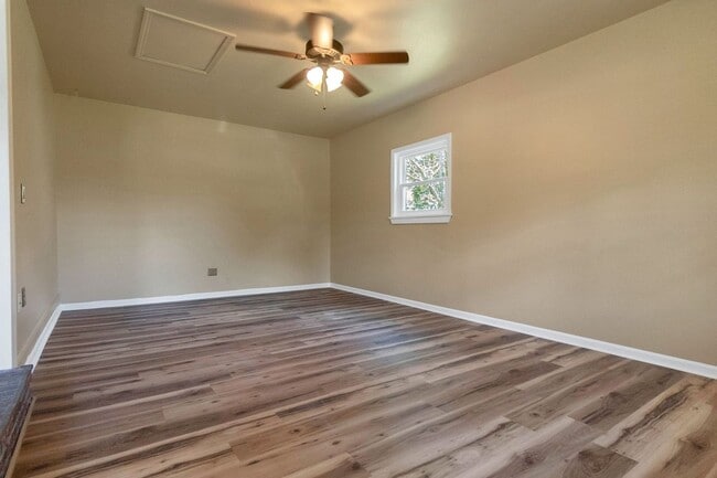 Building Photo - Charming 3BR Ranch Style Home on Quiet Cut...