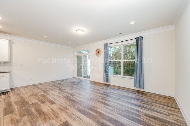 Building Photo - 8046 Saluda Dr