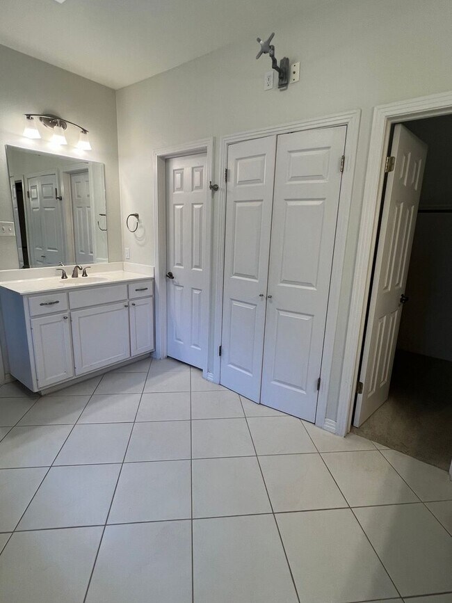 Building Photo - Large Home In and Established Neighborhood...