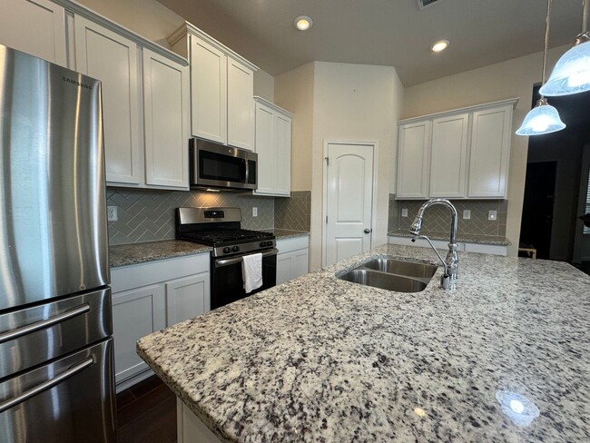 Building Photo - Stunning Rental Home in Gated Wortham Oaks...