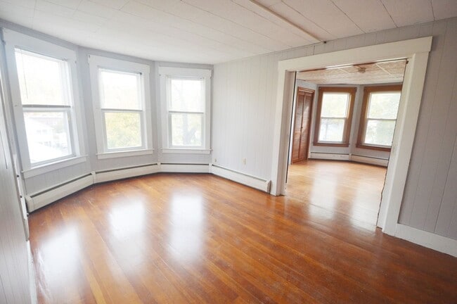 Building Photo - 38 Cascade St