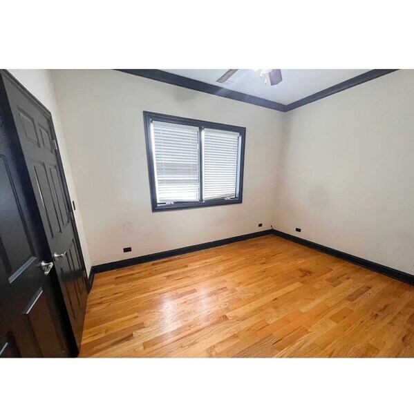 Building Photo - 6318 N Albany Ave