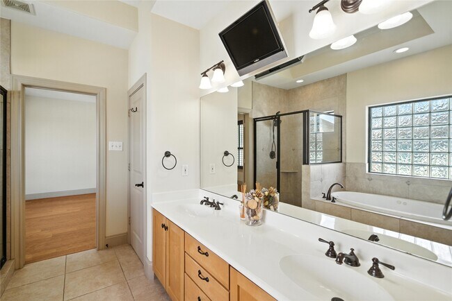 Building Photo - 2318 Camden Dr