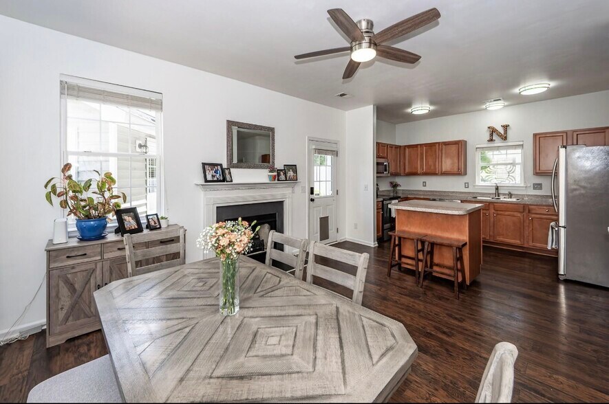 Building Photo - 1418 Whispering Oaks Trl