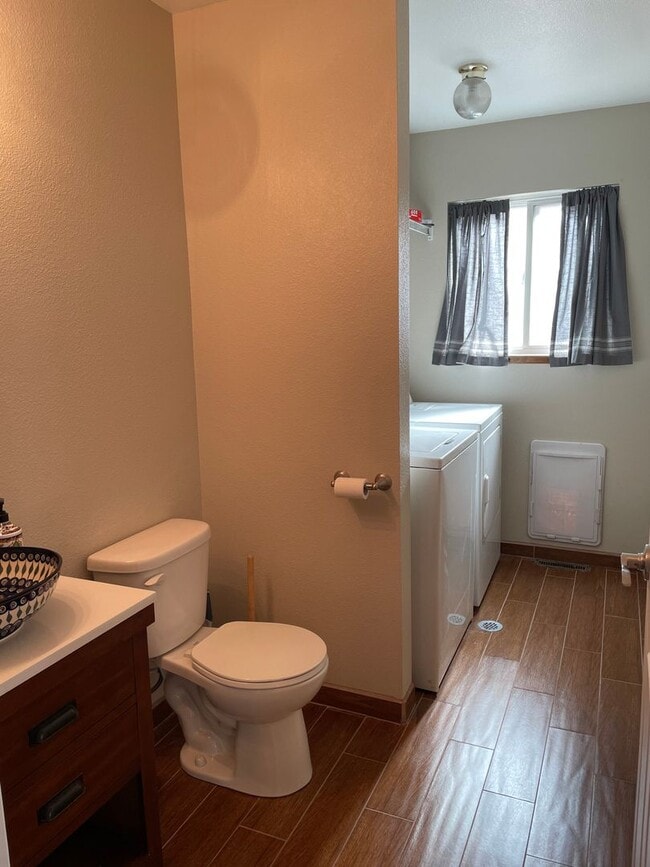 Building Photo - Broadmoor Glens Home