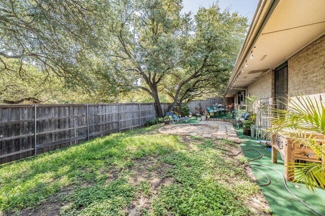 Building Photo - Spacious 3 Bed, 2 Bath Duplex in the Heart...