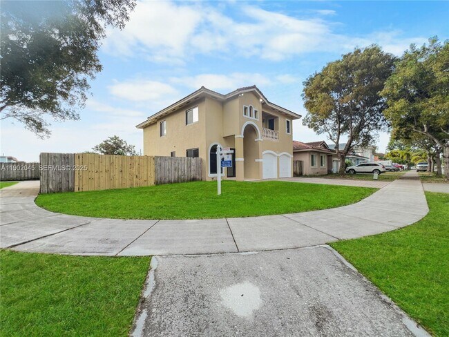 Building Photo - 1736 NE 9th Dr