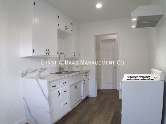 Building Photo - 230 E Hullett St