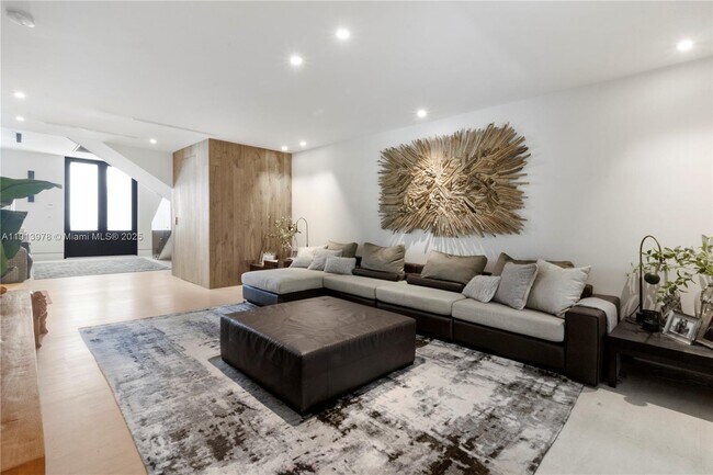 Building Photo - 3554 W Glencoe St