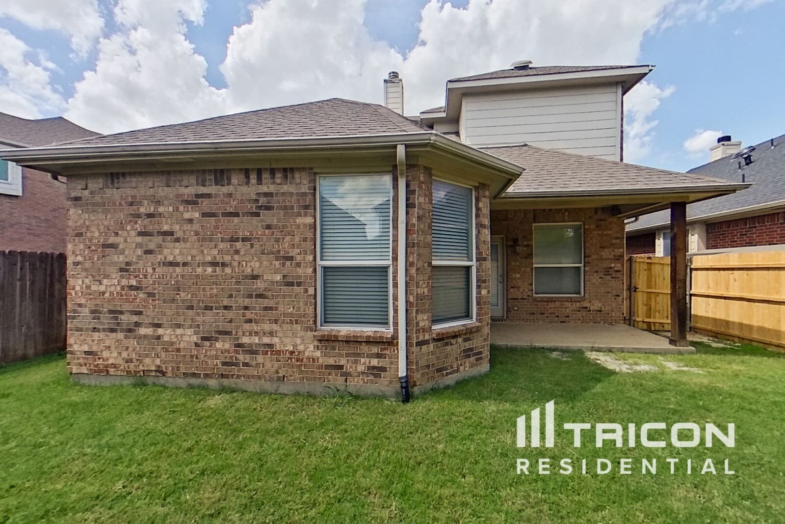 Building Photo - 15904 Alvarado Dr