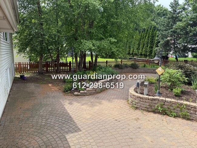 Building Photo - Maplewood House Available Now, Open Floor ...