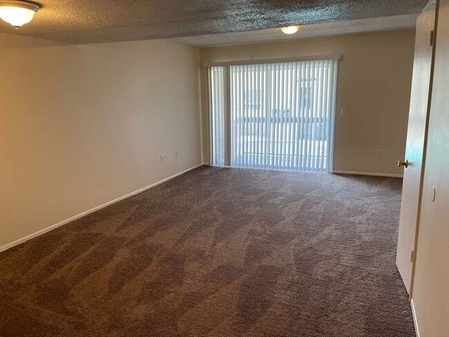 Building Photo - Large 2 Bedroom, 1 1/2 Bathroom Condo Available Immediately!
